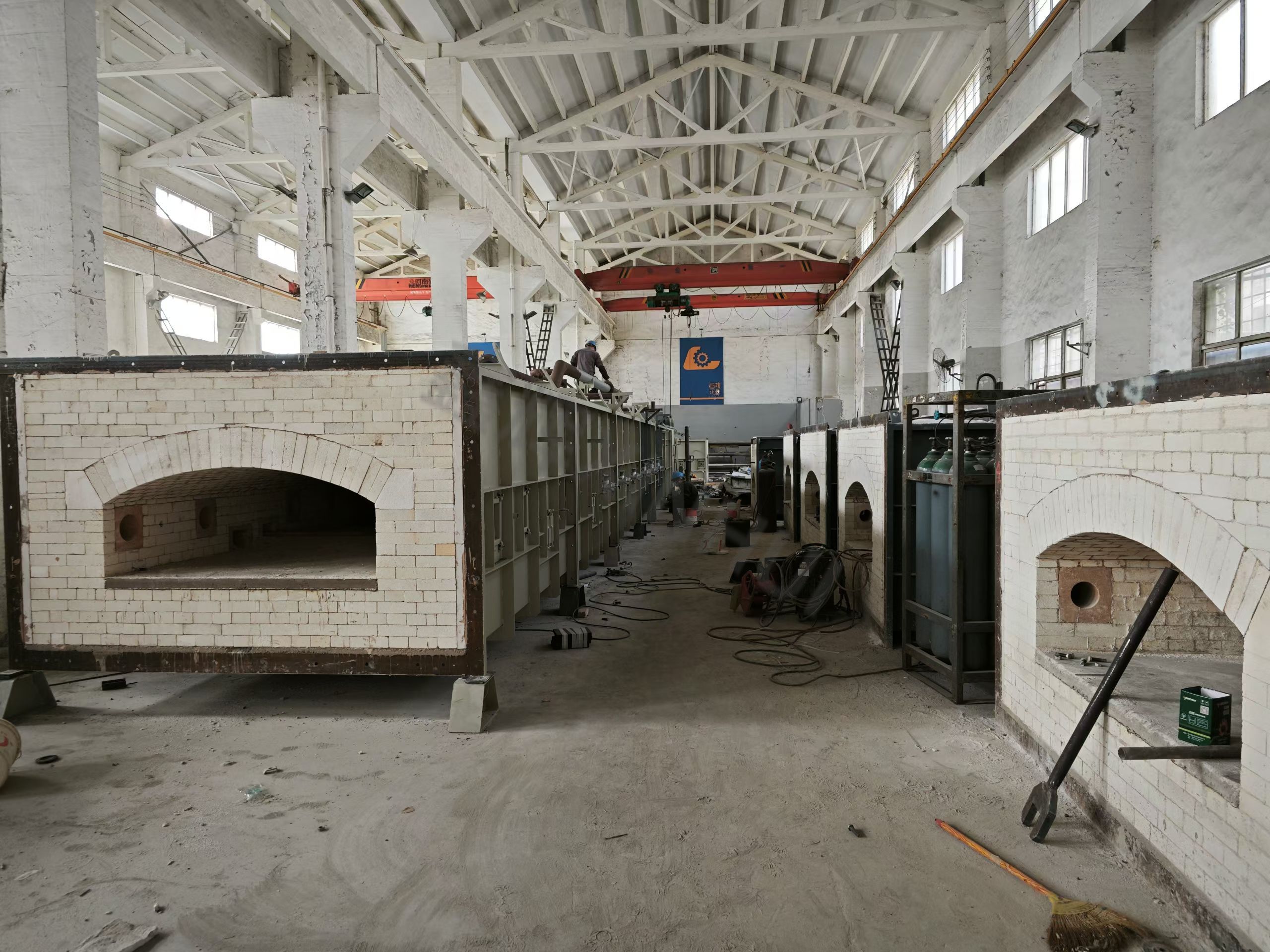 Typical structure of a protective-atmosphere heat-treatment furnace