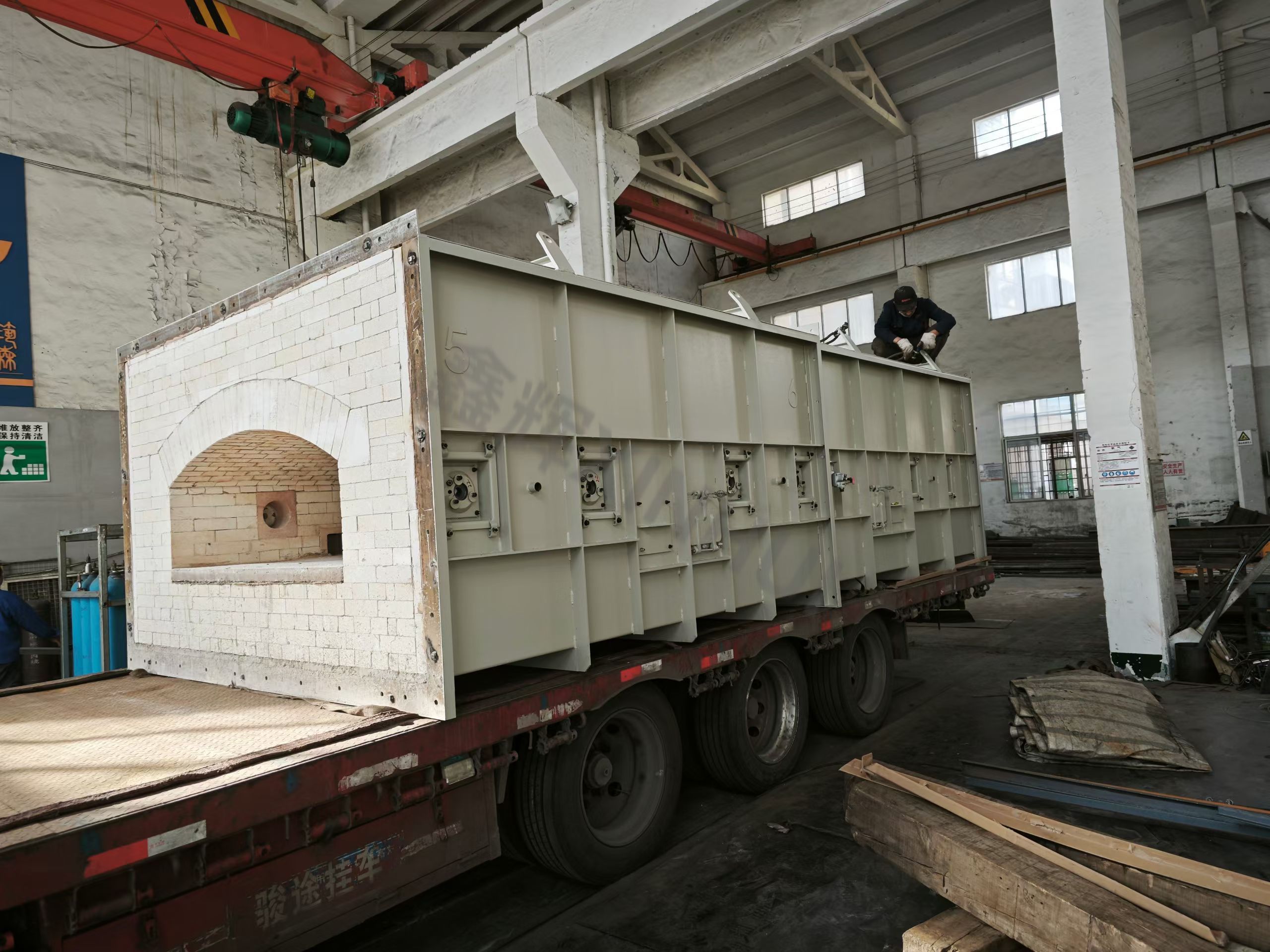 Shell surface heat-loss schematic for a heat-treatment furnace